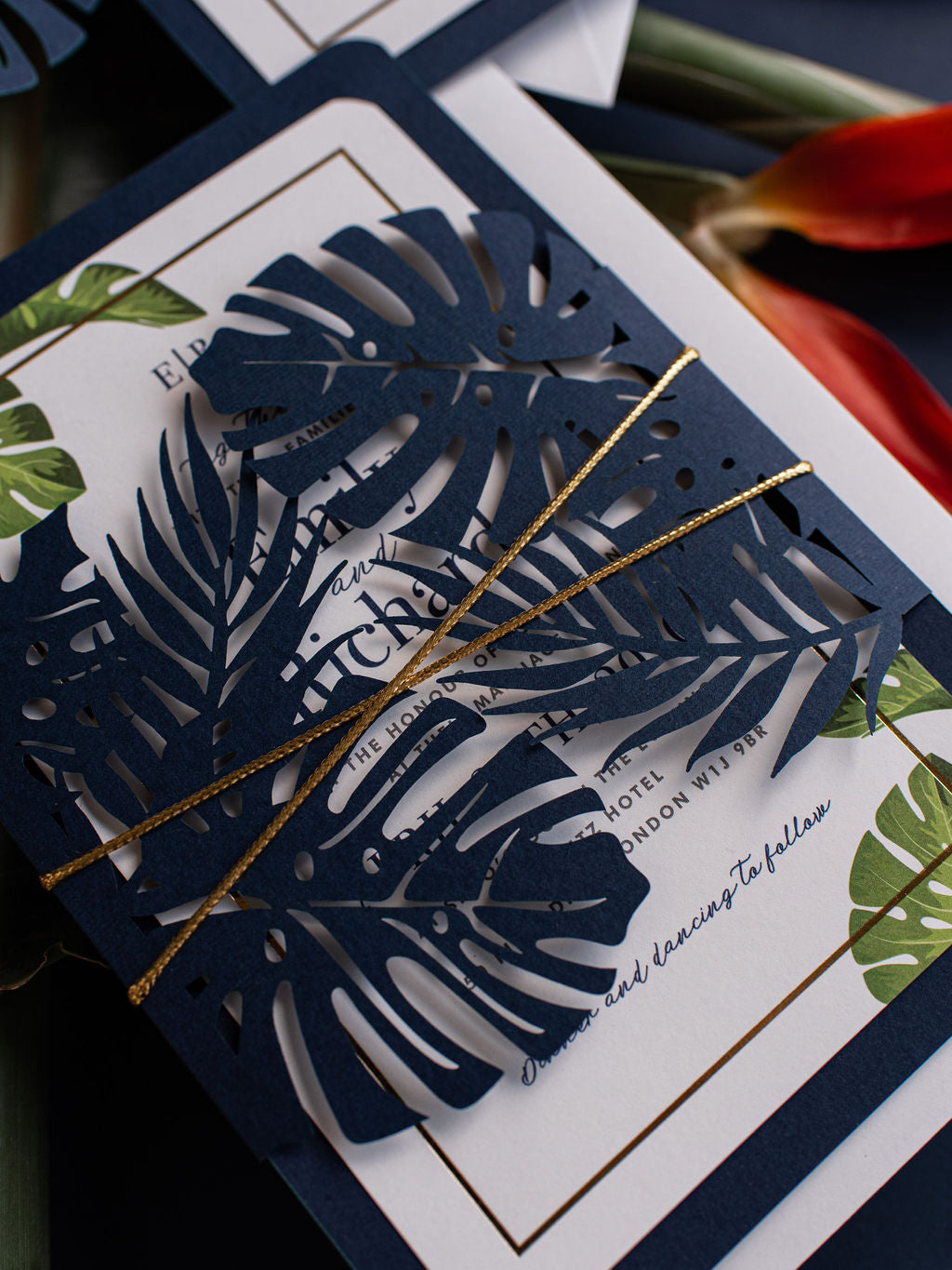 Monstera Paradise Destination Wedding Laser Cut Invitation avec cadre en feuille d'or + enveloppe doublée