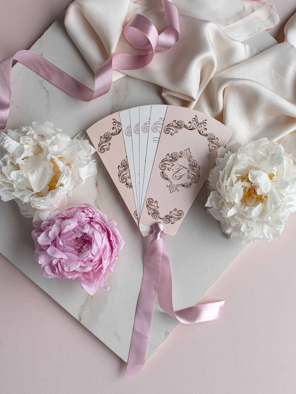 Regal Wedding Petal Program Fan, Ordre de Jour, Ordre de service, monogramme de feuille de luxe unique