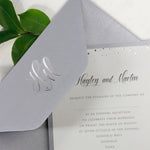 Invito serale a pois di coriandoli in lamina d'argento con monogramma + busta