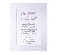 Invitación de boda de noche con marco lila tipográfico en relieve