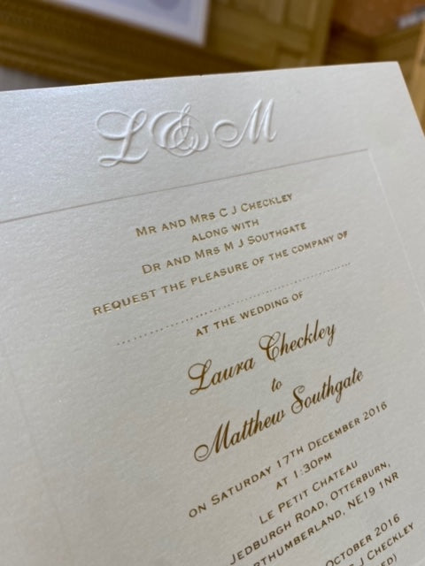 Invitación al día de la boda con monograma en relieve de lujo champán y papel aluminio
