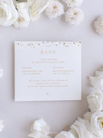 Suite di inviti di nozze pieghevoli in lamina d'oro reale di lusso punteggiati di coriandoli dorati e bianchi