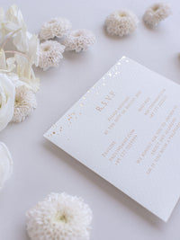 Suite de invitación de boda con pliegues de bolsillo dorado y blanco con confeti de lámina dorada real de lujo