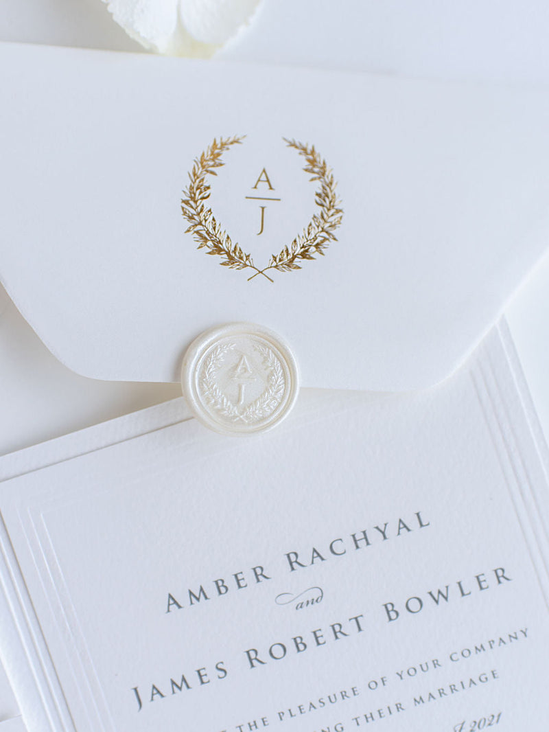 Suite per inviti di nozze tascabili con triplo monogramma in rilievo in lamina d'oro con sigillo in ceralacca