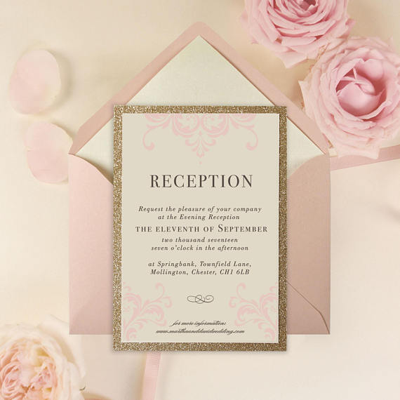Invitation de luxe d'opulence rose rose avec invitation en soirée aux paillettes dorées