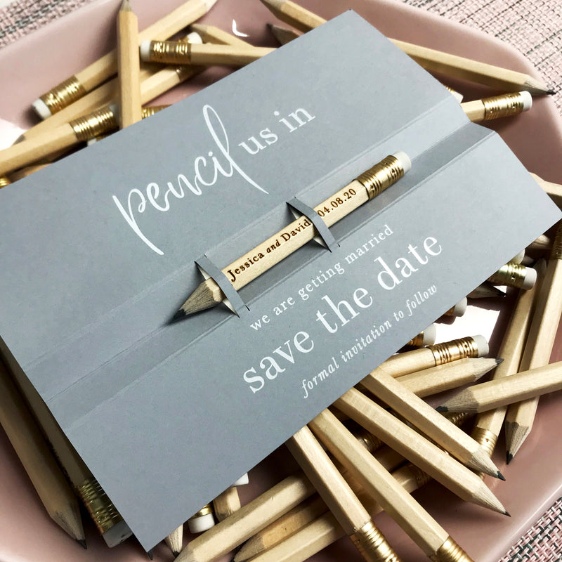 Scrivici ✏ Biglietto di nozze Save the Date in grigio polvere con i tuoi nomi incisi