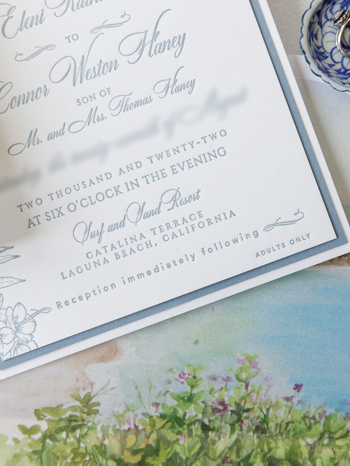 Invitaciones de boda de bolsillo de lujo en Laguna Beach, California, en azul polvoriento | Comisión C&amp;E a medida