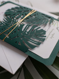 Monstera Tropical Botanic Leaf Green Laser Laser Coup Floral Destination Invitation avec carte RSVP et enveloppes bordées
