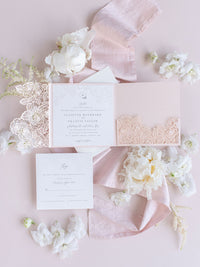 Cartella tascabile tagliata al laser con rose romantiche e blush con carta Rsvp