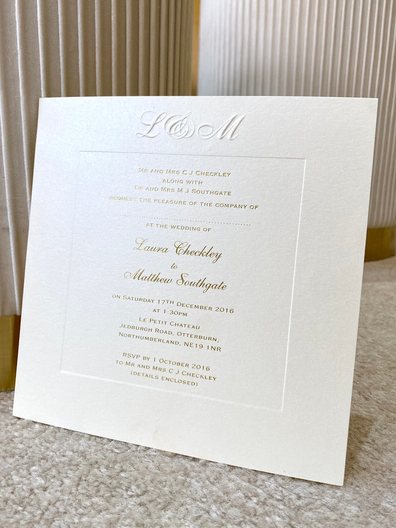 Invito per il giorno delle nozze con monogramma in rilievo di lusso champagne con lamina