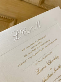 Invito per il giorno delle nozze con monogramma in rilievo di lusso champagne con lamina