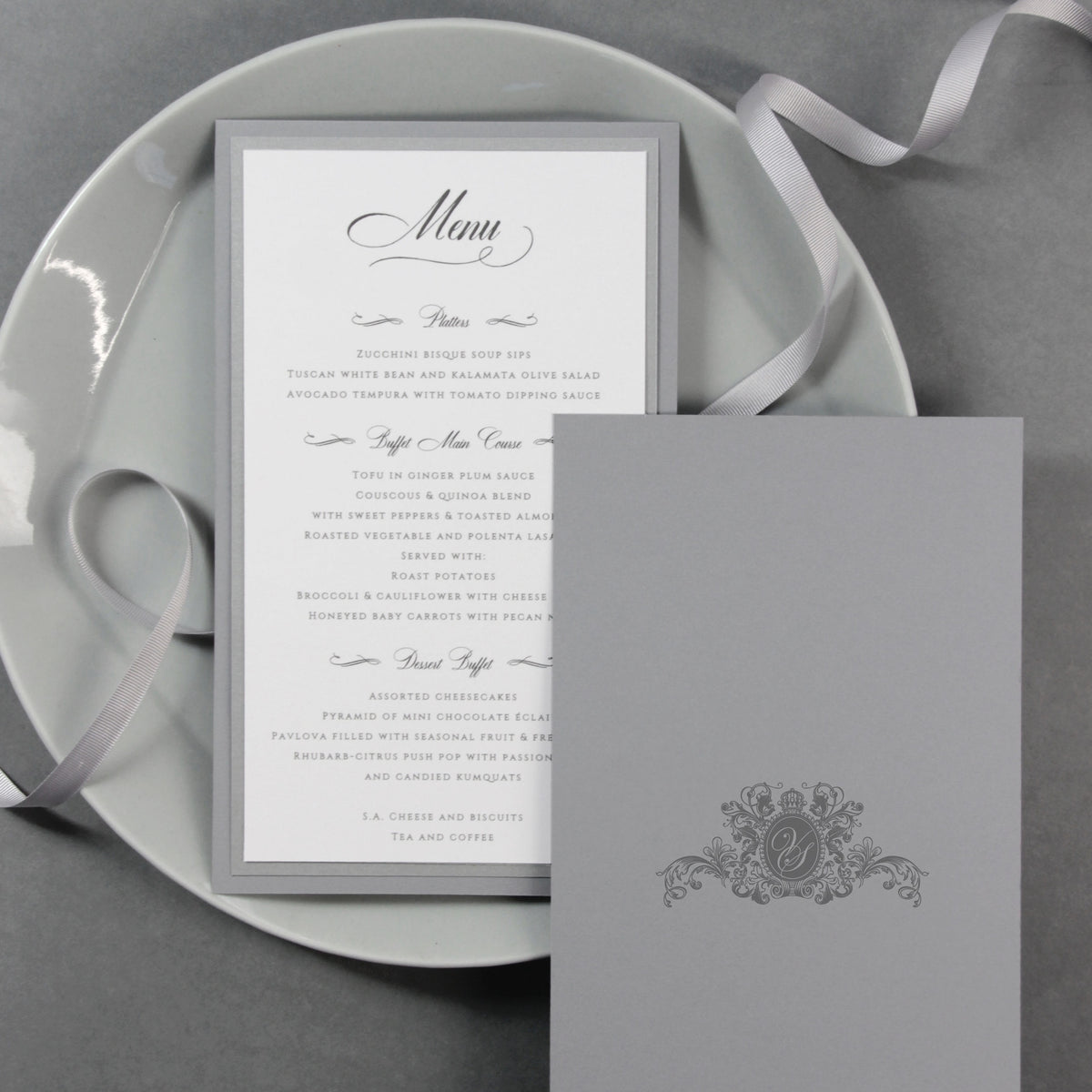 Menu di lusso da 600 g/m² con monogramma abbinato alla tasca per cartella aperta tipografica