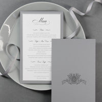 Menu de luxe 600 GSM avec monogramme correspondant à la poche de dossier ouverte en typographie