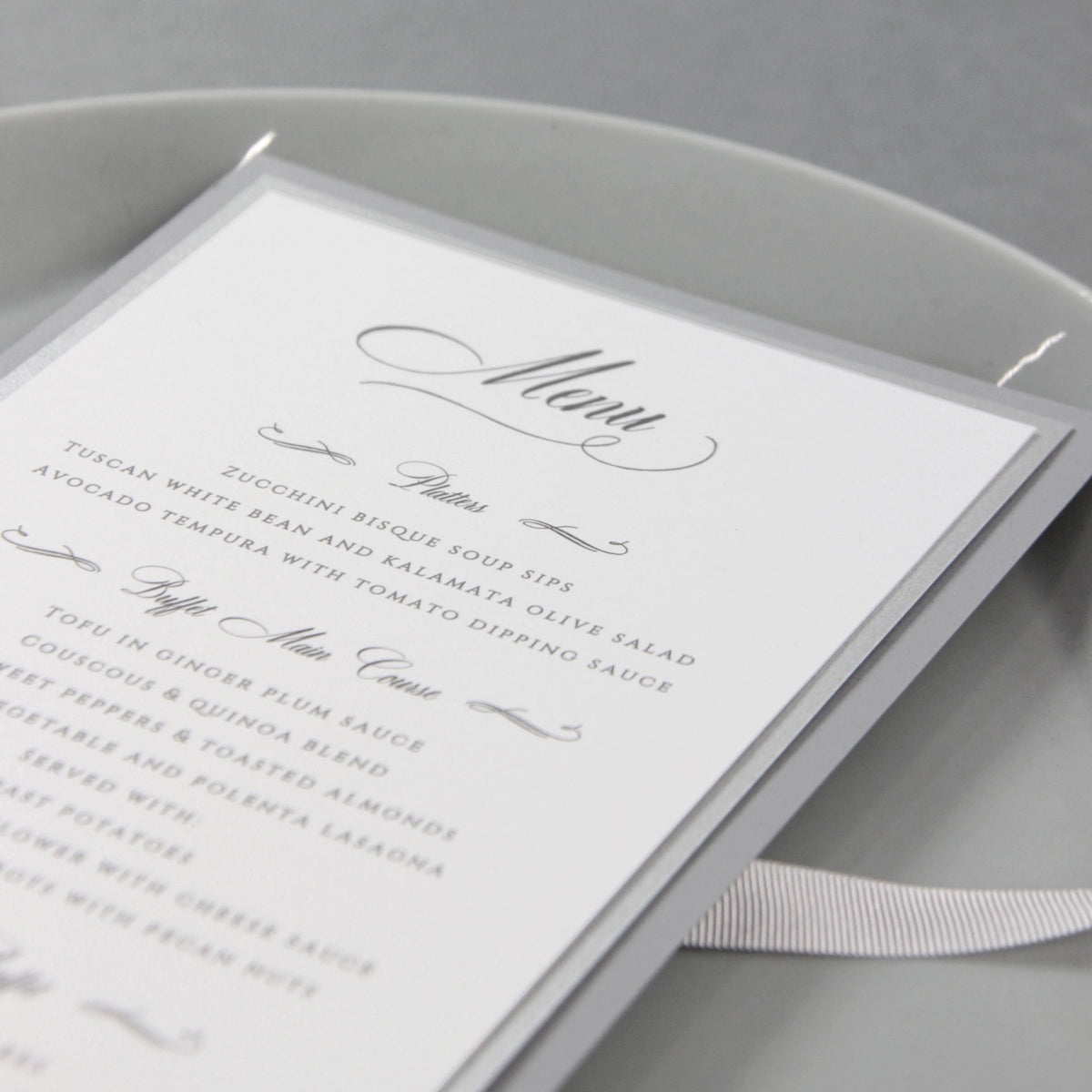 Menu de luxe 600 GSM avec monogramme correspondant à la poche de dossier ouverte en typographie