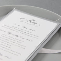 Menu de luxe 600 GSM avec monogramme correspondant à la poche de dossier ouverte en typographie