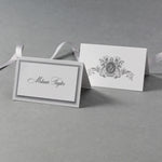 Segnaposto bianco con monogramma a triplo supporto di lusso