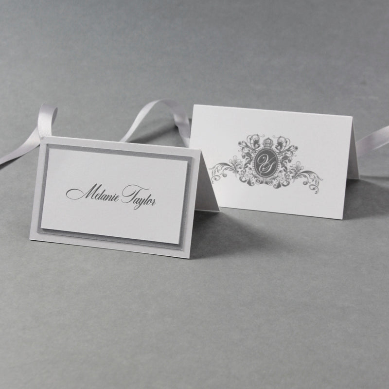 Segnaposto bianco con monogramma a triplo supporto di lusso