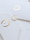 Suite per inviti di nozze tascabili con triplo monogramma in rilievo in lamina d'oro con sigillo in ceralacca