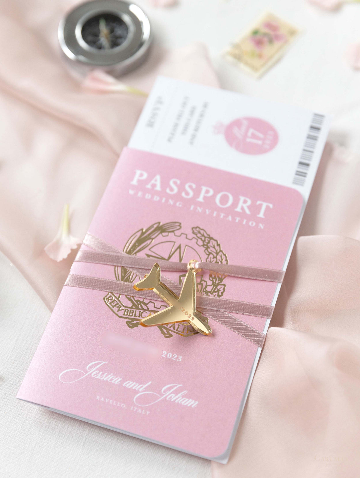 Invitación de boda con pasaporte rosa rubor - Avión grabado de lujo en pasaporte Plexi dorado y boda de destino con lámina de oro real