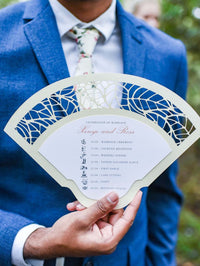 Éventail du programme de pétales de pétale de mariage à feuilles laser complexes avec monogramme de feuille de luxe unique