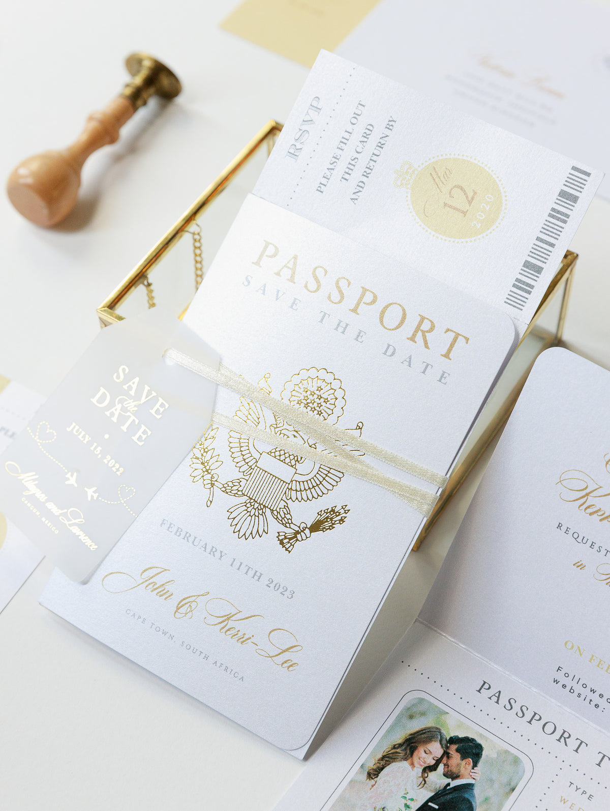 Mariage du passeport Sauvegarder le vélin de datte avec une carte d'embarquement d'or, un mariage à l'étranger, un mariage à destination, un mariage de voyage, un billet d'avion