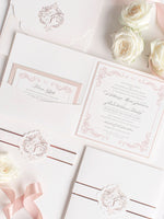 Invito quadrato regale con monogramma in lamina d'oro rosa e suite tascabile con fascia ventrale