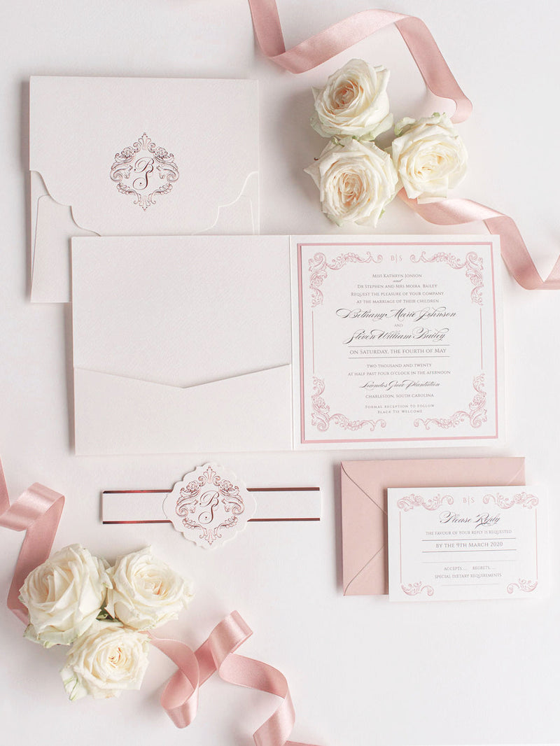 Invito quadrato regale con monogramma in lamina d'oro rosa e suite tascabile con fascia ventrale