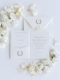 Suite de invitación de boda con bolsillo de lámina dorada con monograma en relieve triple y sello de cera