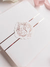 Invito quadrato regale con monogramma in lamina d'oro rosa e suite tascabile con fascia ventrale