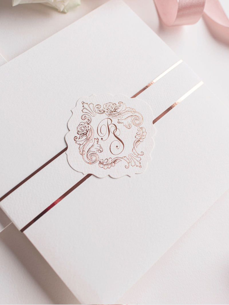Invito quadrato regale con monogramma in lamina d'oro rosa e suite tascabile con fascia ventrale