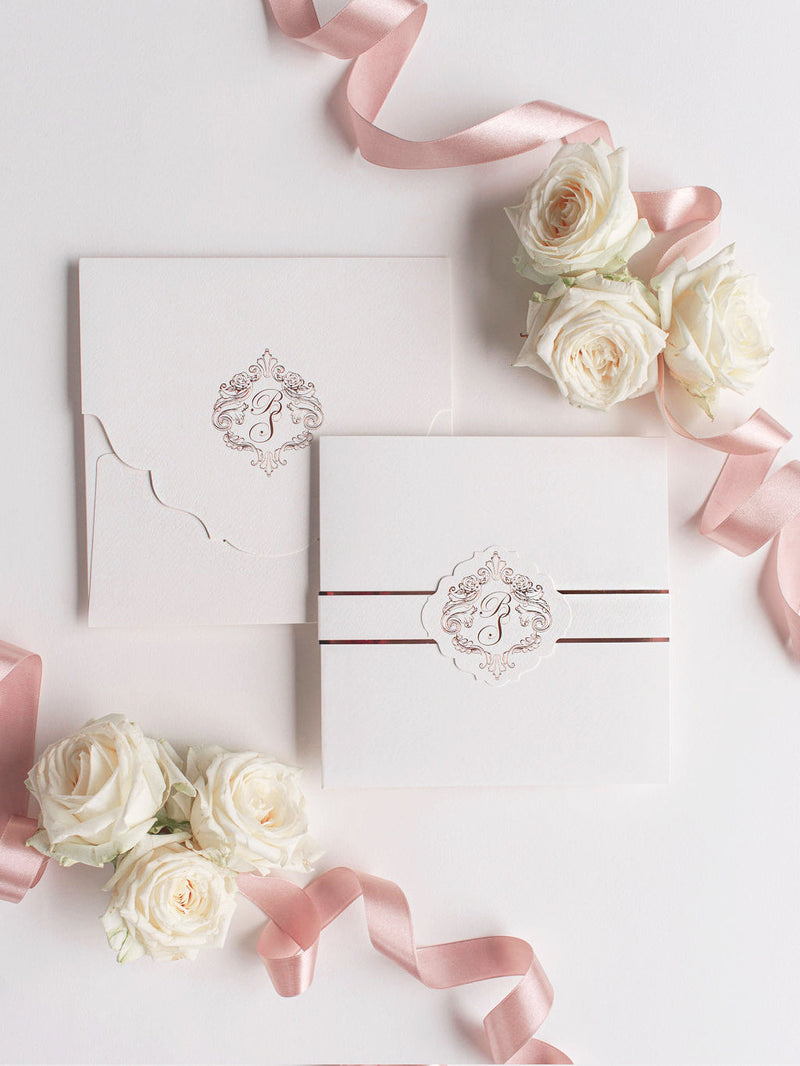 Invito quadrato regale con monogramma in lamina d'oro rosa e suite tascabile con fascia ventrale