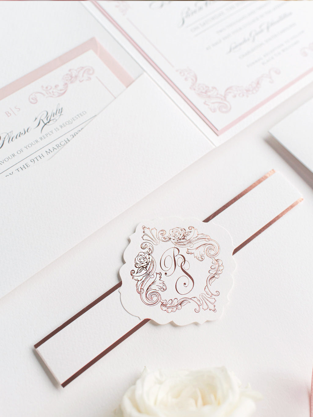 Invitation carrée royale avec une suite de poche monogramme en papier d'or rose et salle de poche du ventre
