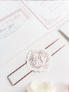 Invito quadrato regale con monogramma in lamina d'oro rosa e suite tascabile con fascia ventrale