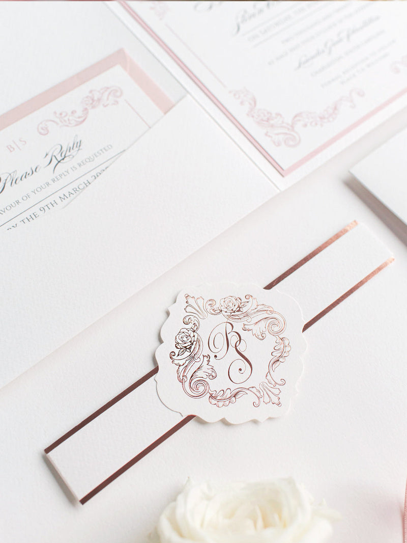 Invito quadrato regale con monogramma in lamina d'oro rosa e suite tascabile con fascia ventrale