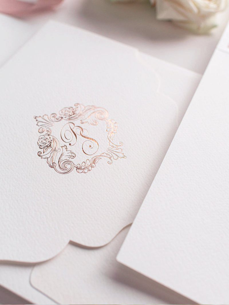 Invito quadrato regale con monogramma in lamina d'oro rosa e suite tascabile con fascia ventrale