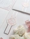 Invito quadrato regale con monogramma in lamina d'oro rosa e suite tascabile con fascia ventrale