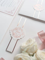 Invito quadrato regale con monogramma in lamina d'oro rosa e suite tascabile con fascia ventrale
