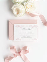 Invito quadrato regale con monogramma in lamina d'oro rosa e suite tascabile con fascia ventrale