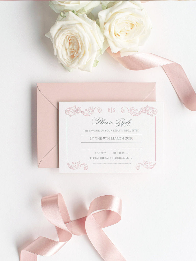 Invito quadrato regale con monogramma in lamina d'oro rosa e suite tascabile con fascia ventrale