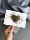 Salva la data floreale blu acciaio con magnete esagonale in plexi a forma di cuore geometrico a specchio dorato