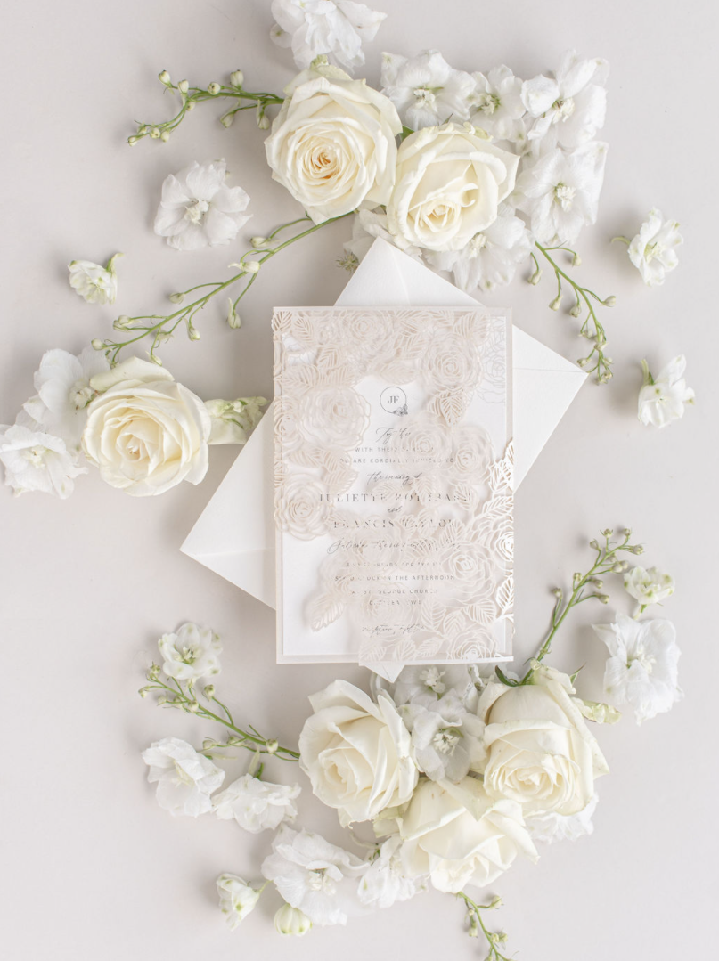 Détail de roses coupées au laser complexe avec une invitation du jour du mariage de style nombril du ventre de papier perlé