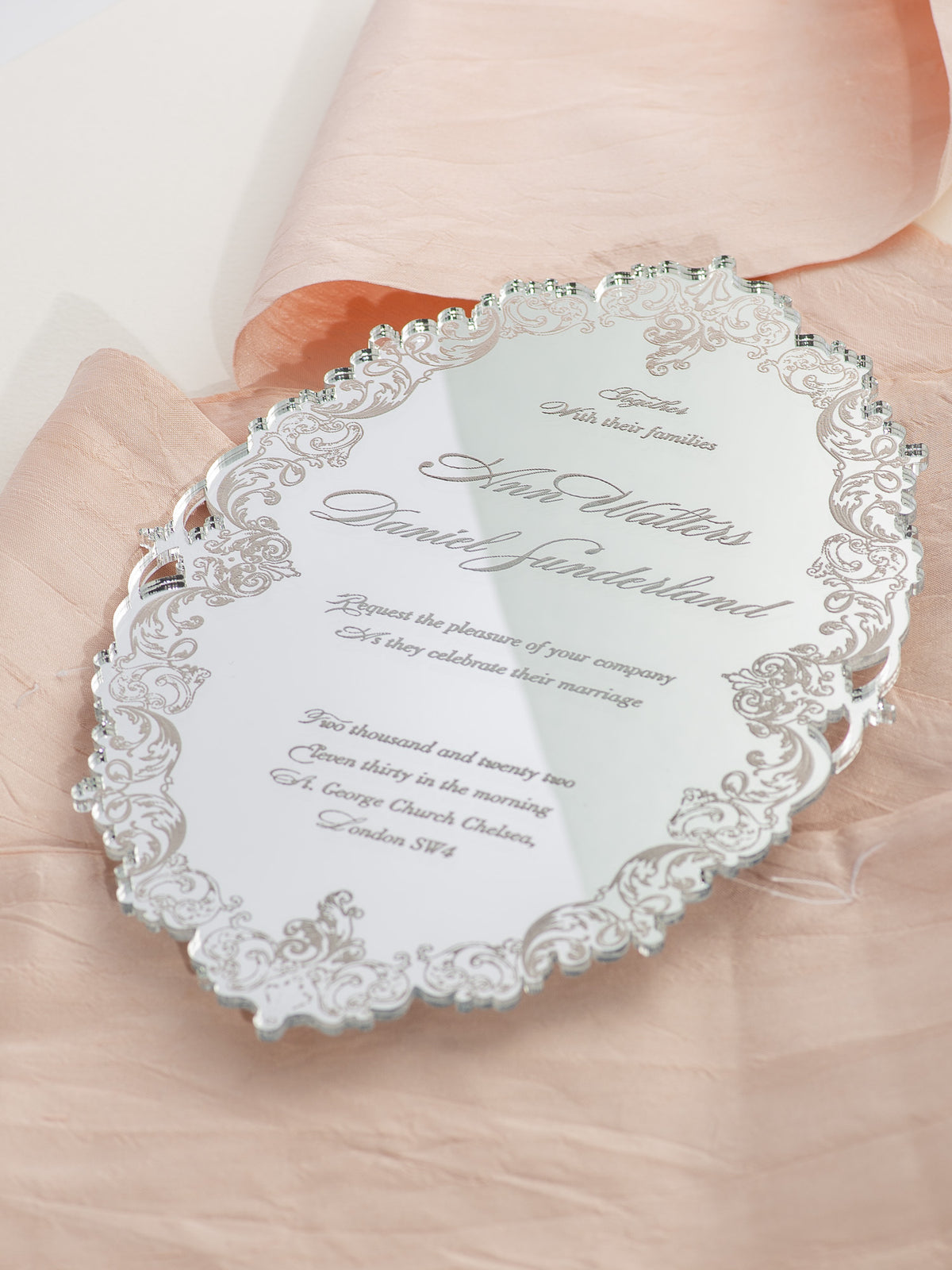 Invitación de lujo en caja: una invitación de boda de plexi plateada con espejo decadente - grabada