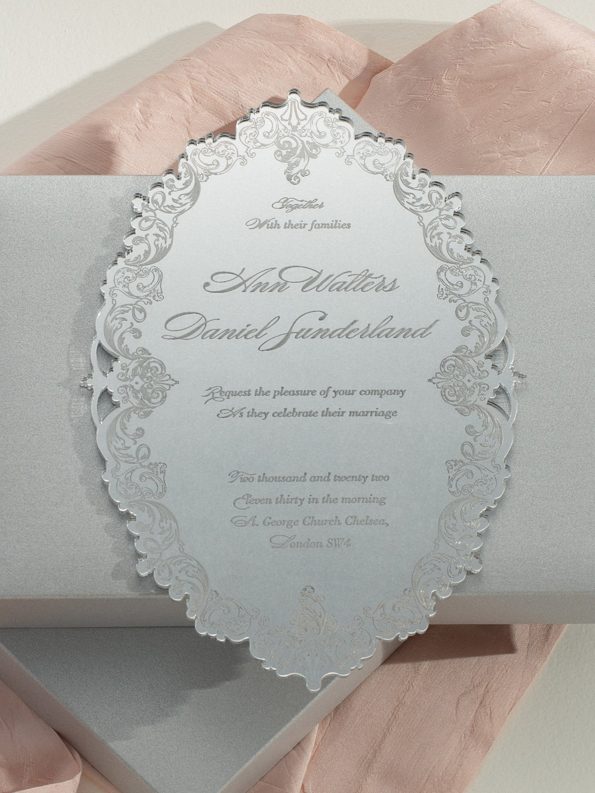 Invitación de lujo en caja: una invitación de boda de plexi plateada con espejo decadente - grabada