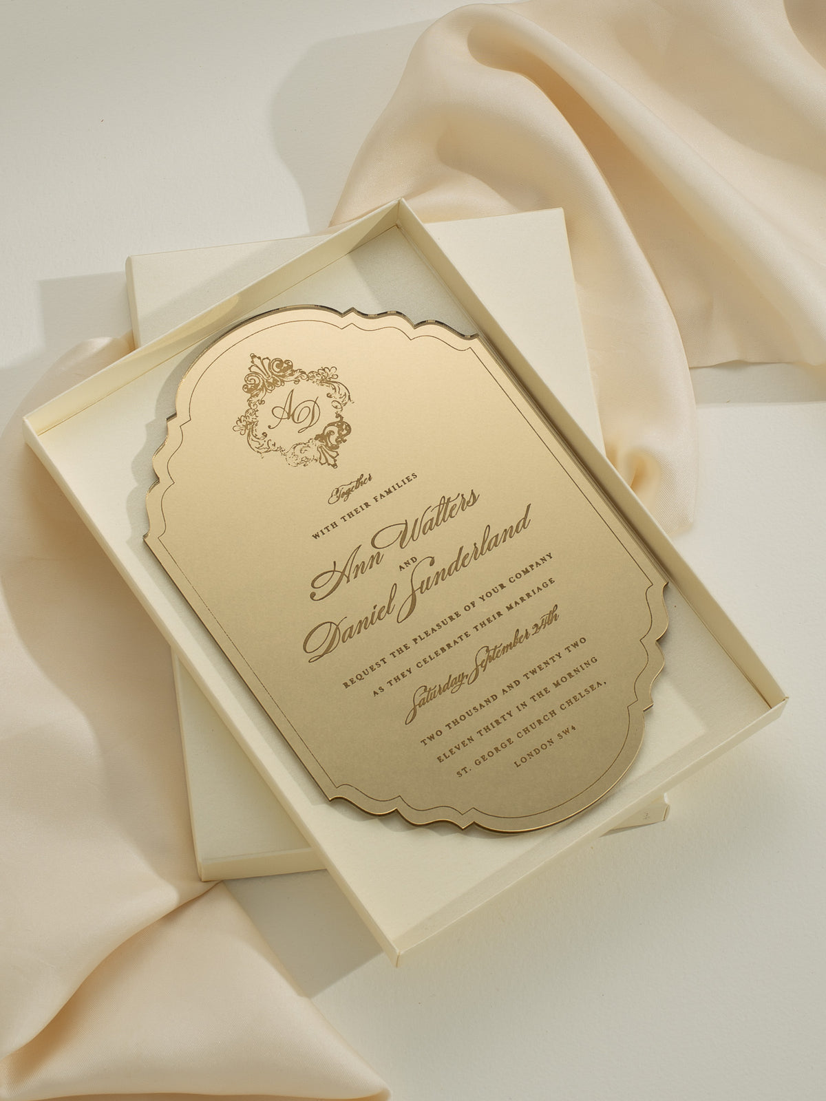 Invitación de lujo en caja: Invitación de boda de plexi dorado con marco de monograma y espejo - Grabado