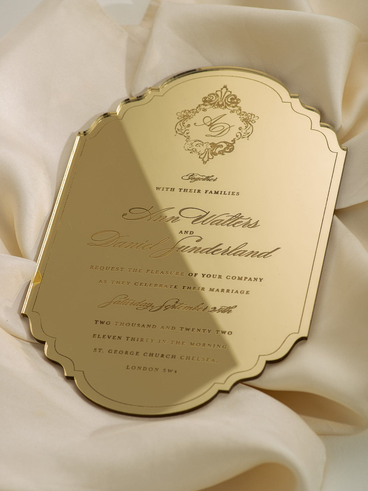 Invito di lusso in scatola: invito a nozze in plexi color oro con cornice con monogramma - inciso