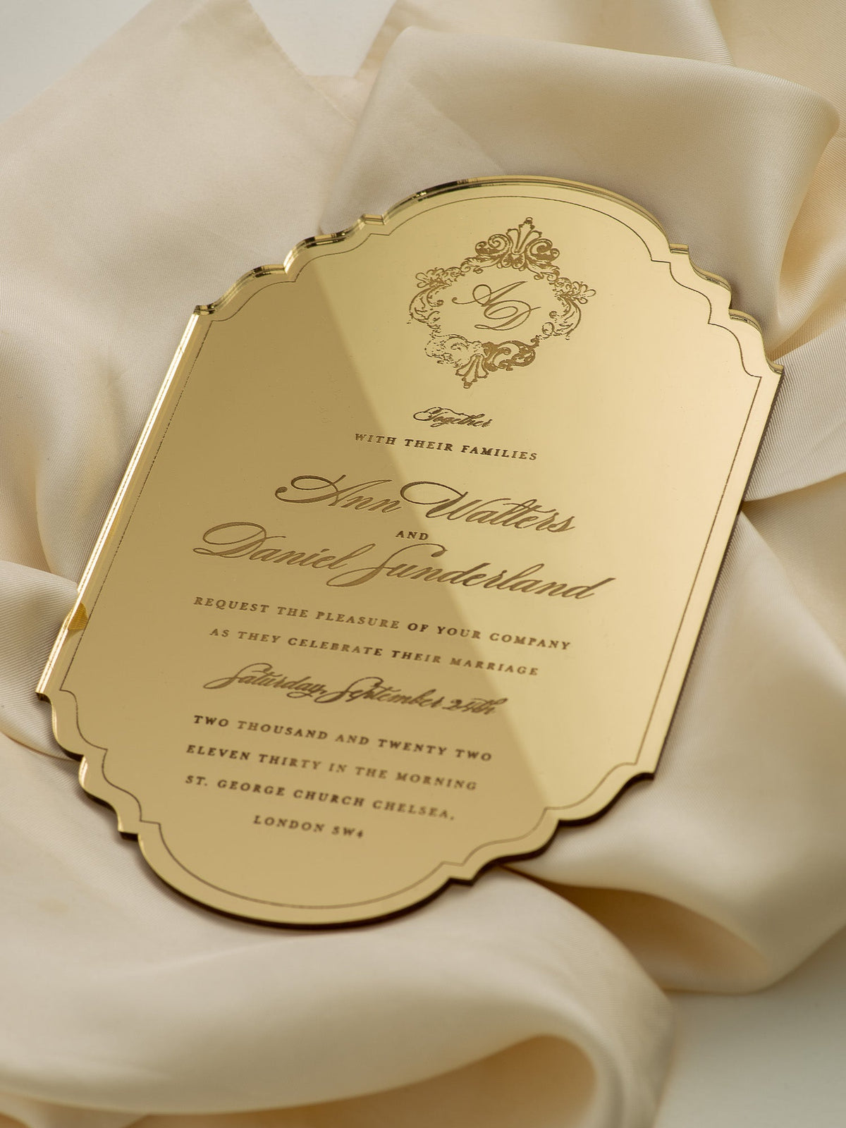 Invito di lusso in scatola: invito a nozze in plexi color oro con cornice con monogramma - inciso