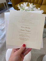 Invito per il giorno delle nozze con monogramma in rilievo di lusso champagne con lamina