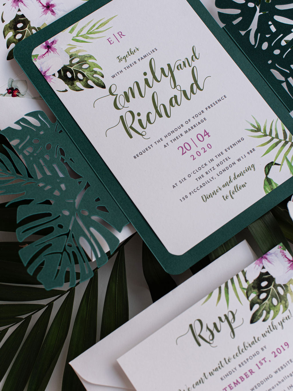 Monstera Tropical Botanic Leaf Green Laser Laser Coup Floral Destination Invitation avec carte RSVP et enveloppes bordées