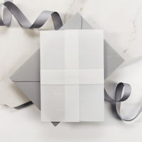 Enveloppe de vélin avec conception d'encre blanche en acrylique perspex voir à travers l'invitation plexi - gravé