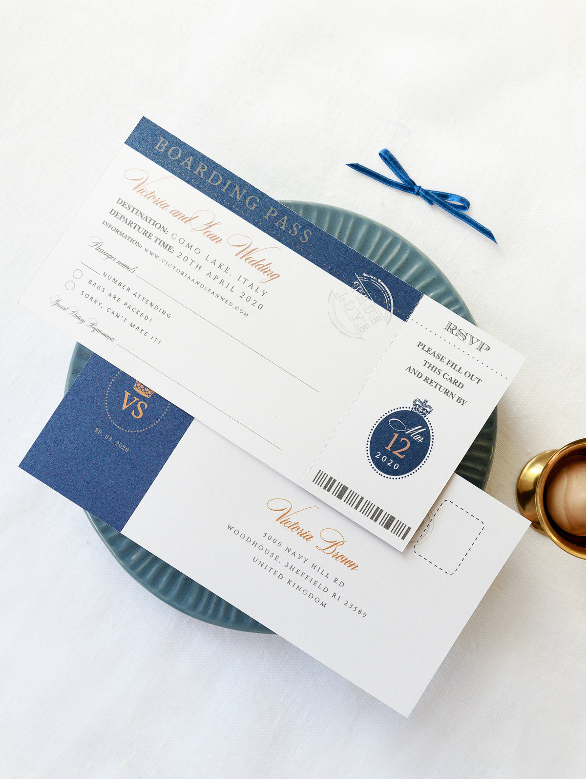 Suite de invitación con tarjeta de embarque y pasaporte azul marino y lámina de oro rosa de lujo